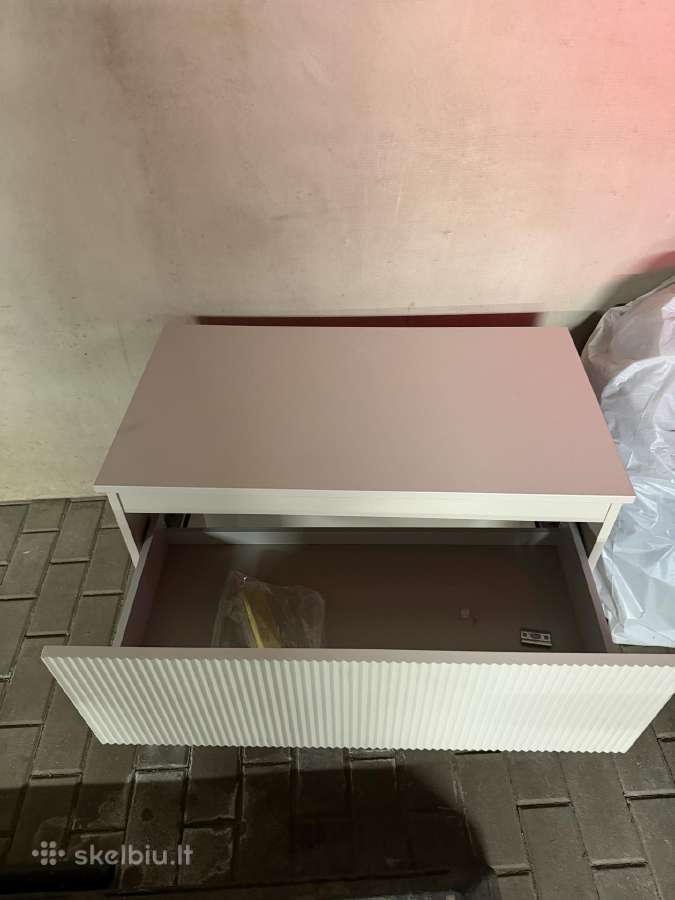 Parduodama baltos spalvos praustuvo spintelė
