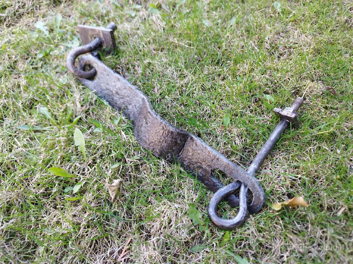 Durų užrakinimo tvirtas senas metalinis skląstis