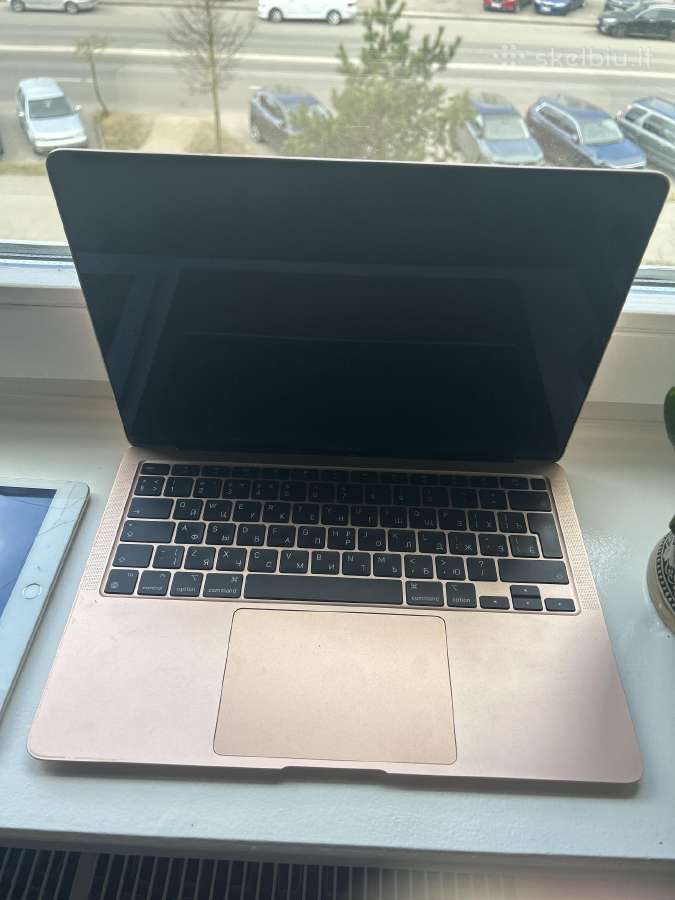Mac Book 2022 (apie) detalem