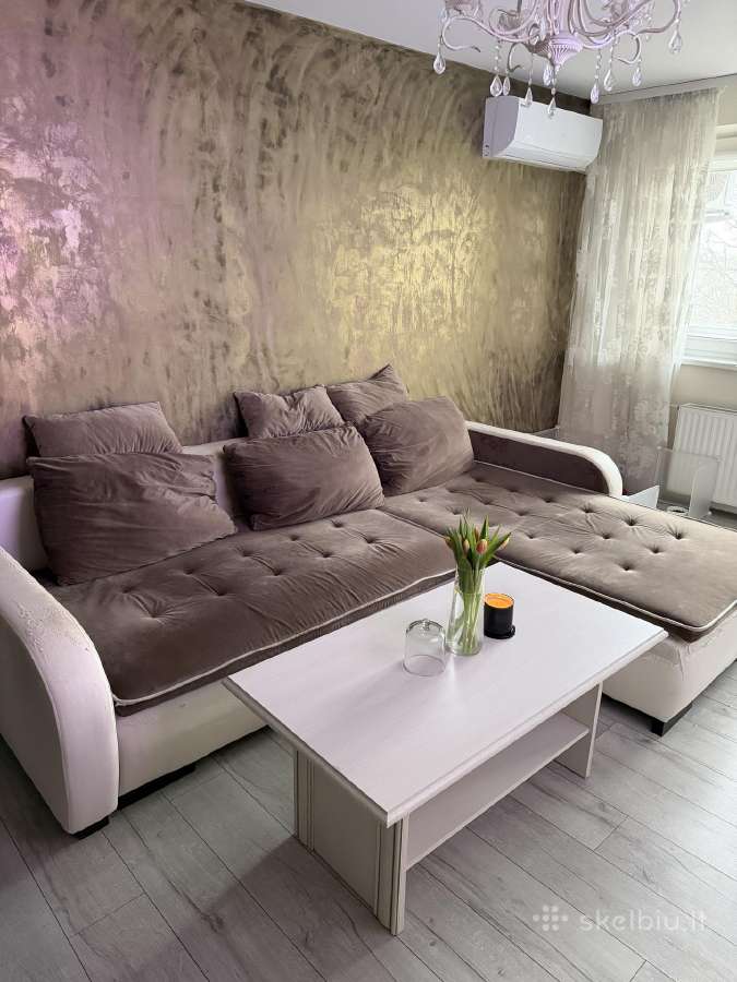 Sofa su miegama dalim apaitryne kur oda