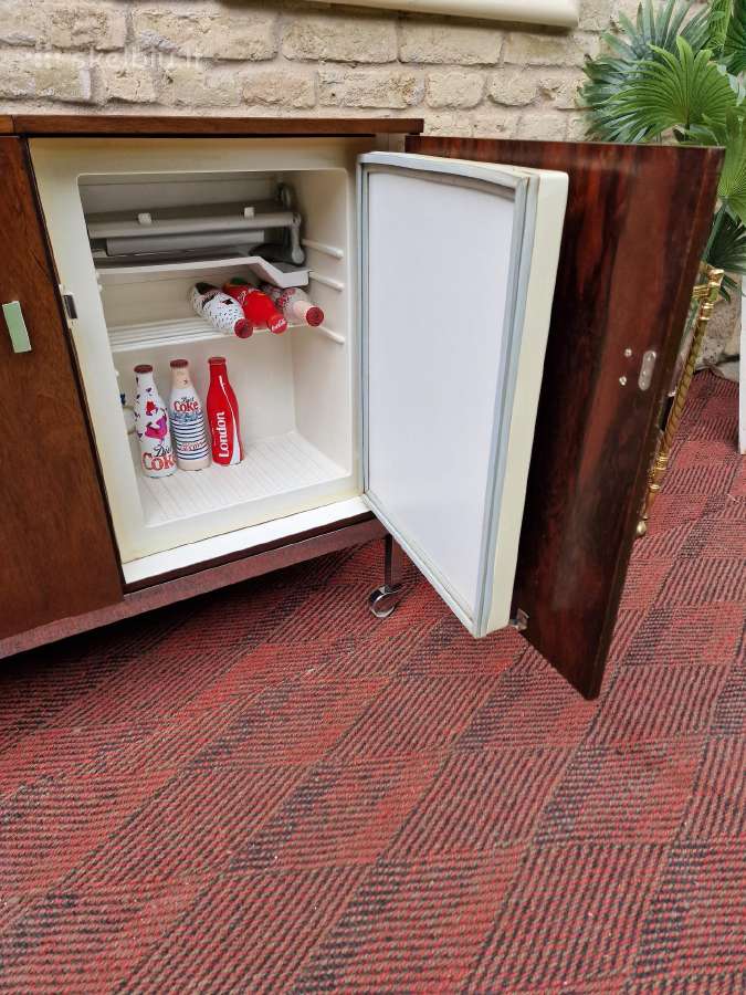 Vintažinis mid century gėrimų šaldytuvas su baru - nuotraukos Nr. 4