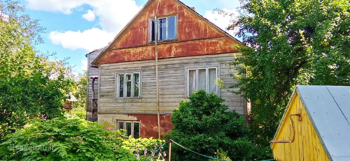 Parduodamas namas su žemės sklypu