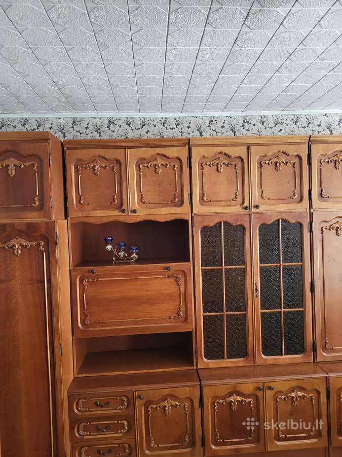 Medinė sekcija ,stalas ir kėdės.