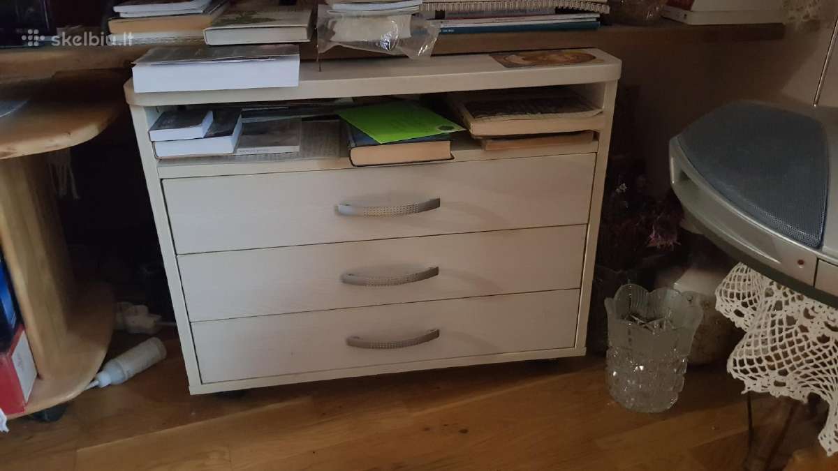 Komoda ar TV stalelis ant ratuku