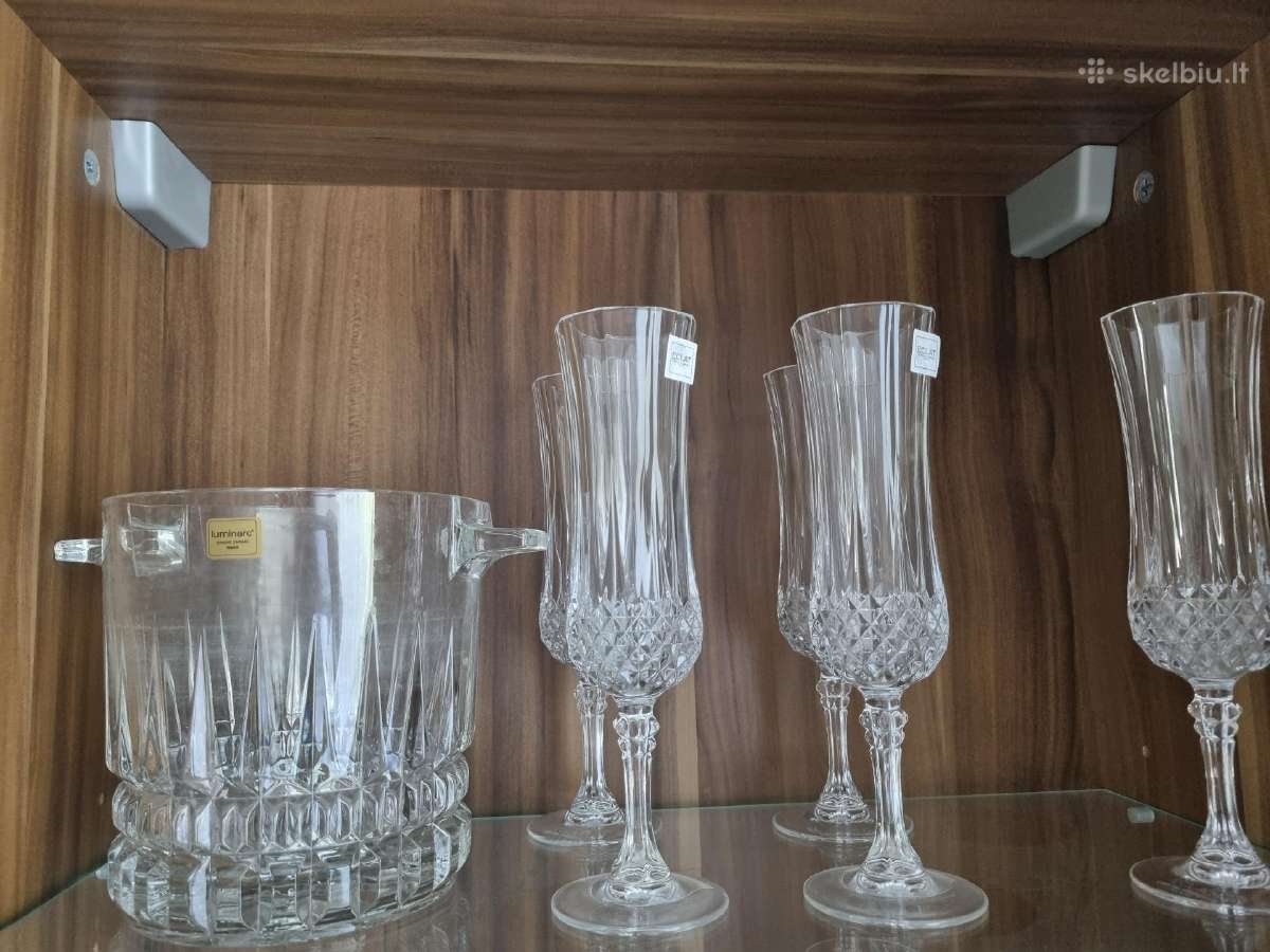 Šampano taurės ir indas