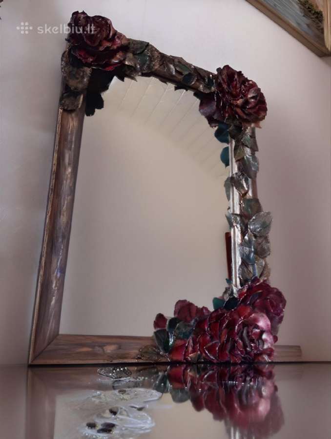 Veidrodis su gėlių ornamentais