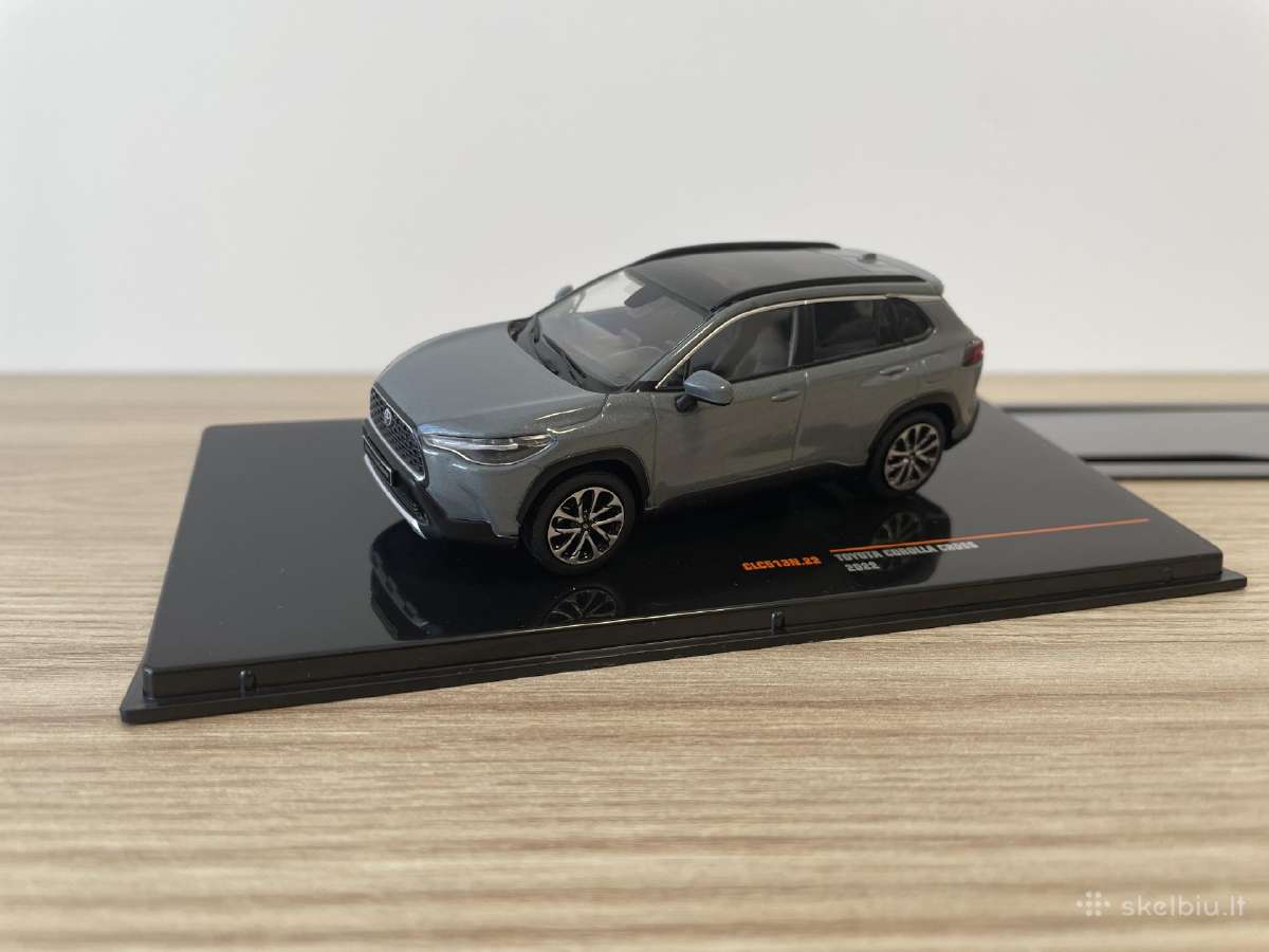 Parduodu Toyota Corolla Cross 1/43 modeliuką