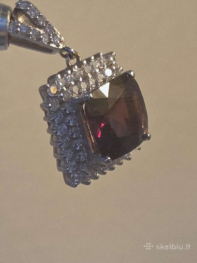 Auksinis 3,7ct Burmos špinelio pakabukas