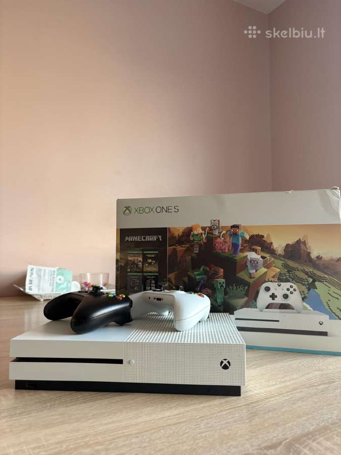 Parduodamas Xbox One S 1tb žaidimų konsolė.