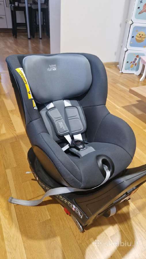 Dvi vaikiškos auto kėdutės