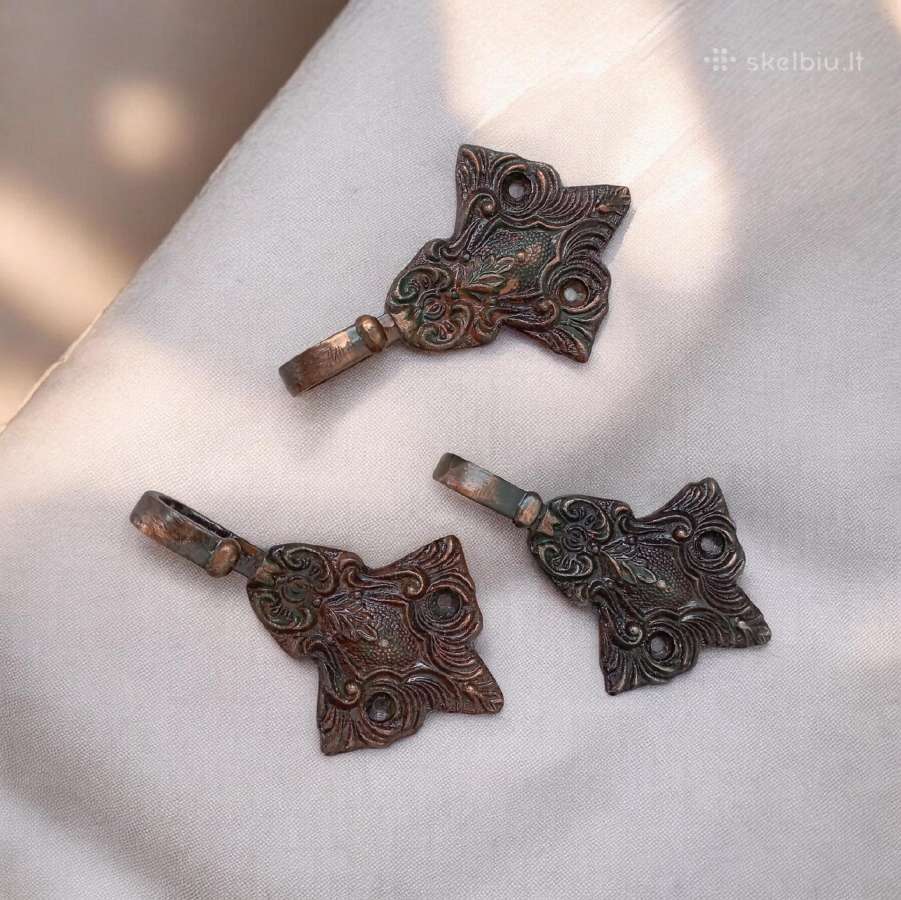 Sieniniai drabužių kabliukai