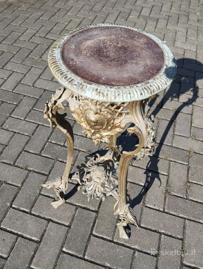 Stovas gėlėms