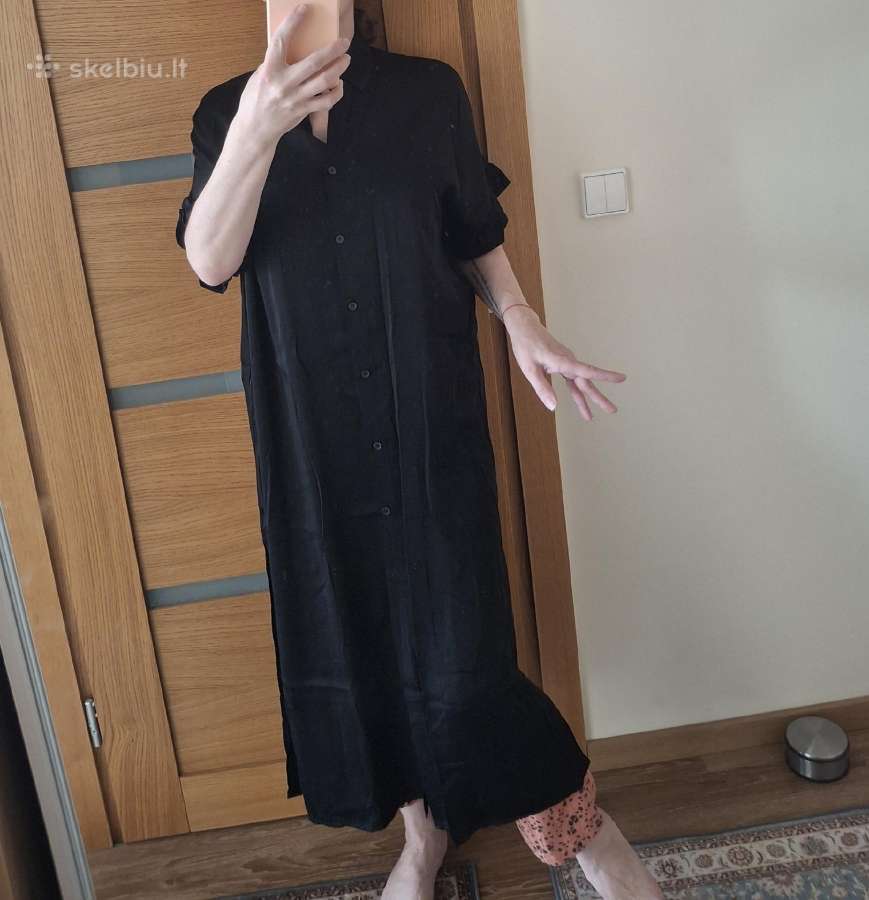 Ilga juoda užsegama suknelė