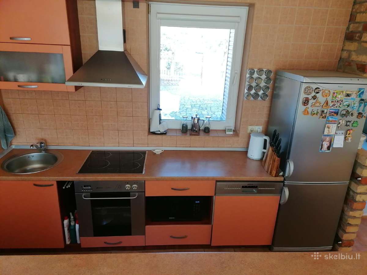 Naudotas virtuvės baldų komplektas su technika