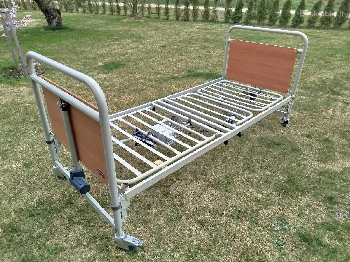 Elektrinė funkcinė lova su čiužiniu.