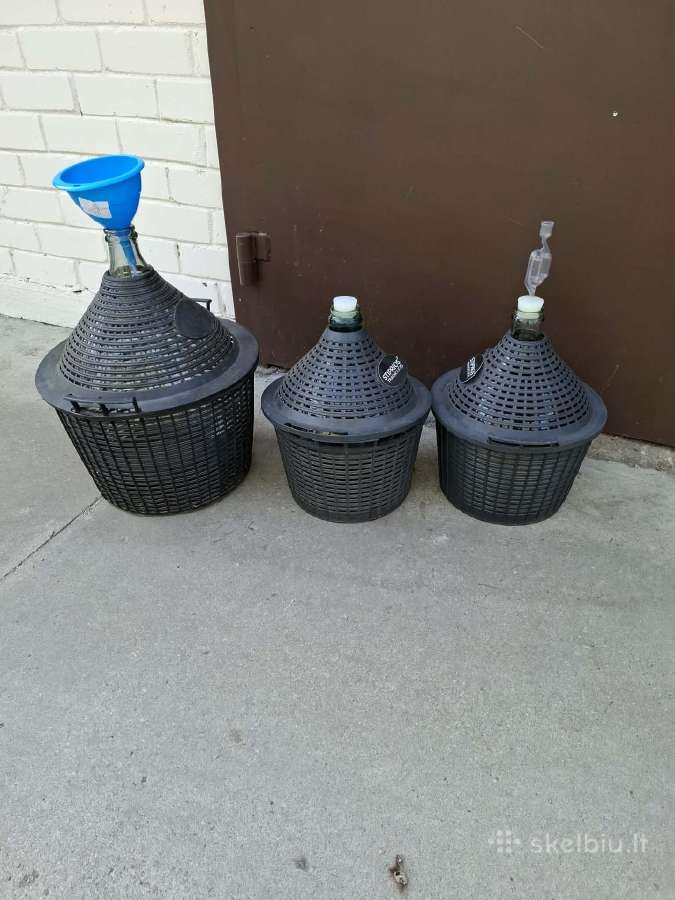 Indai vynui plastikiniame krepšyje
