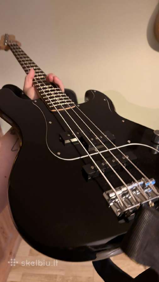 Bosinė gitara Squire affinity ir Kubas Stagg 20 Ga