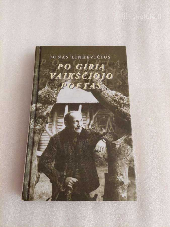 Po girią vaikščiojo poetas