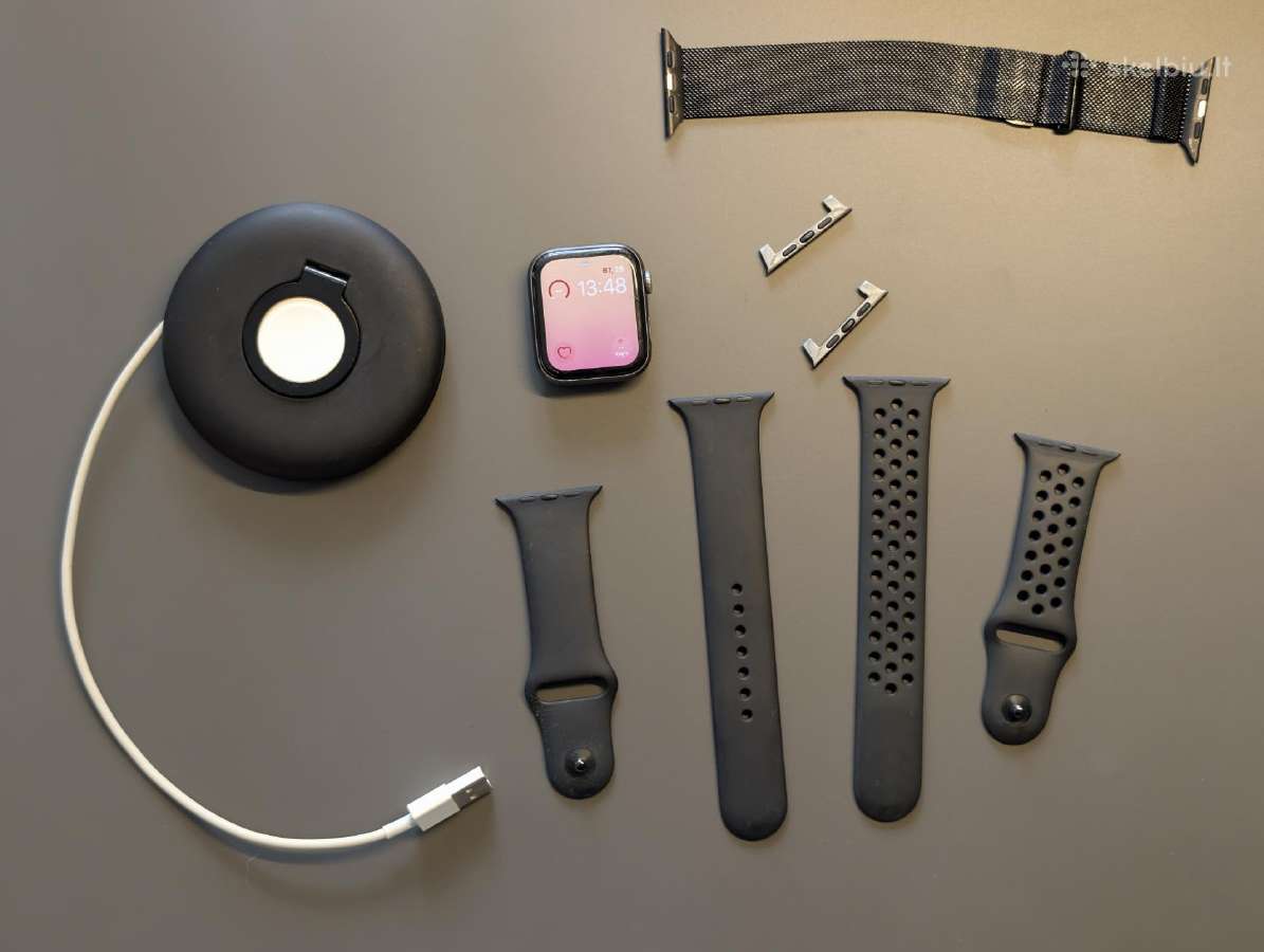 Parduodamas Apple Watch Series 4 44mm + 3 skirting