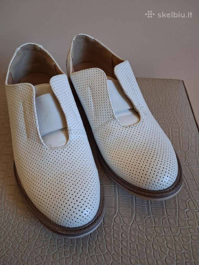 Balti perforuoti moteriški pusbačiai (loaferiai)