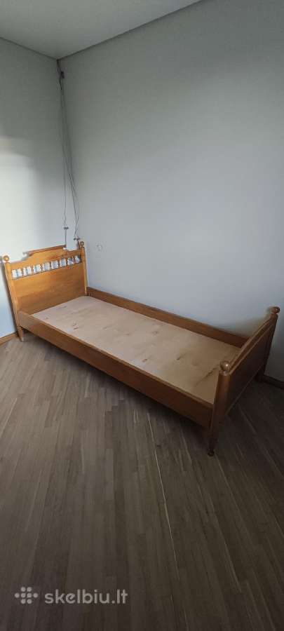 Dvi medinės lovos