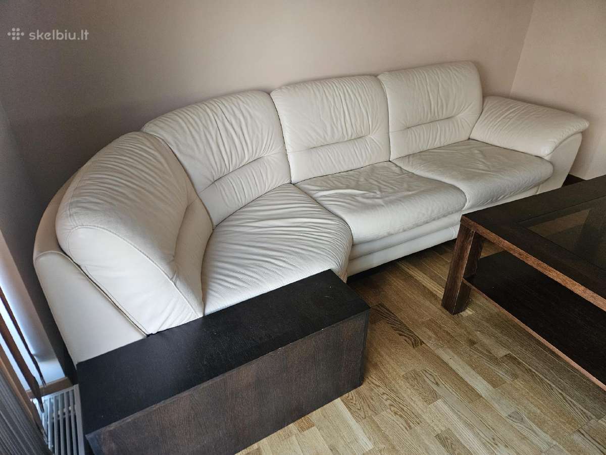 Kampinė odinė sofa