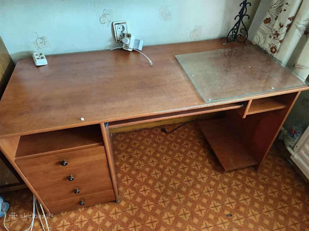 Dovanojamas rašomasis stalas