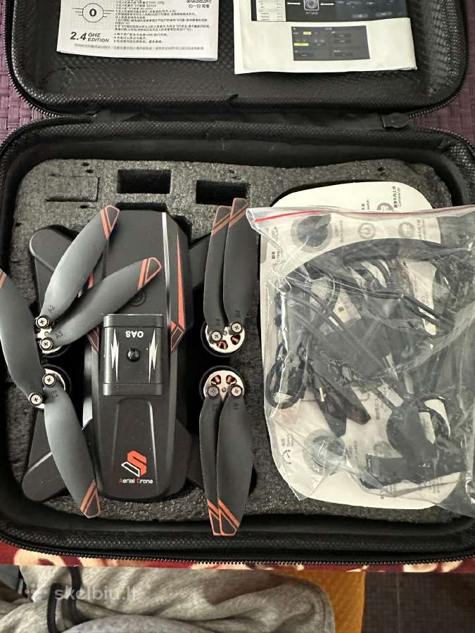 Sulankstomas dronas su kamera