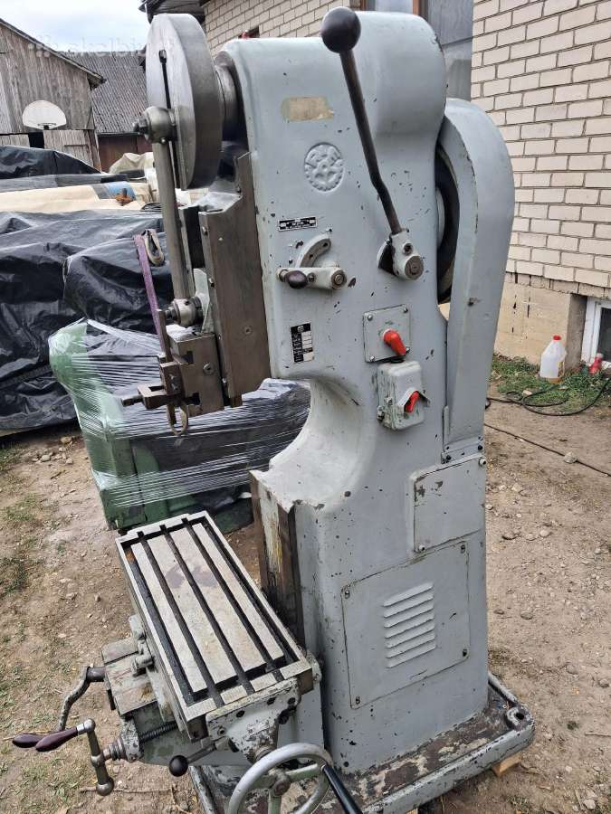 Vertikalios metalo drožimo staklės