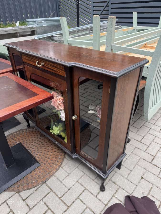 2 in 1 Staliukas kartu su vitrina