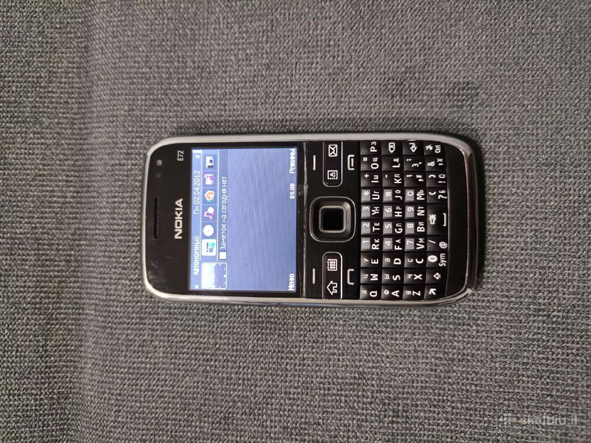 Nokia E72 su pakrovėjas