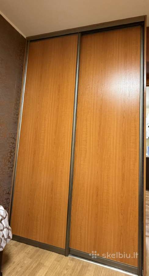 Parduodu montuojamą spintą su stumdomom durim