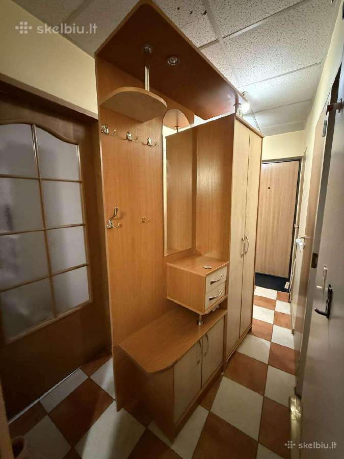 Kabykla su veidrodžiu ir spinta