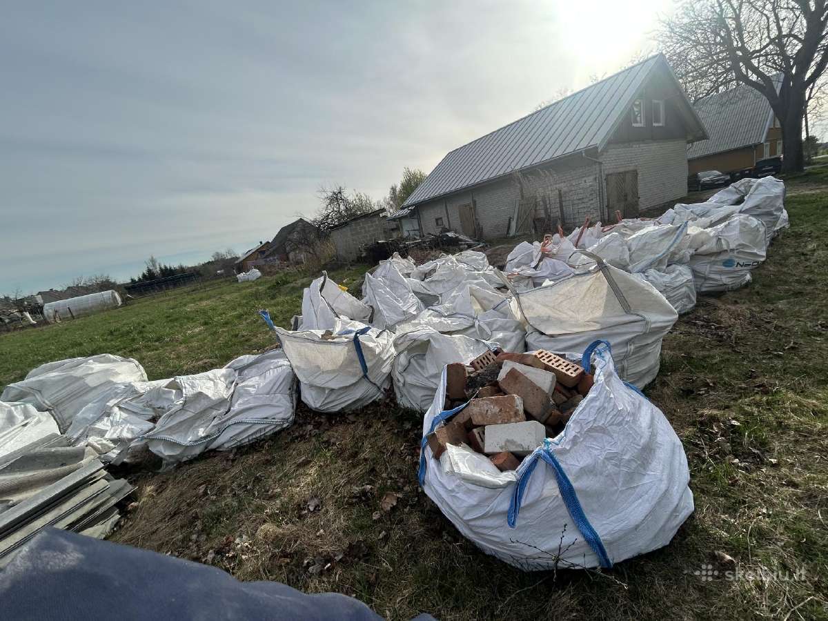 Atiduodam baltų plytų gruzą