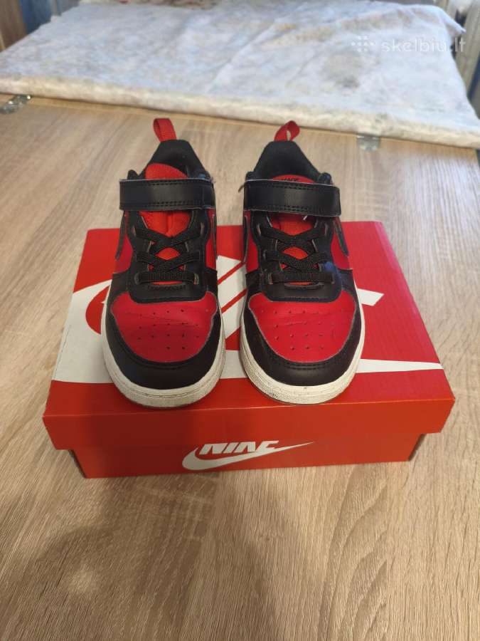 Nike kedukai berniukui.