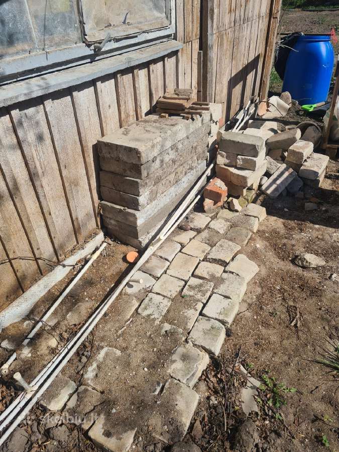 Dovanoju senas baltas plytas