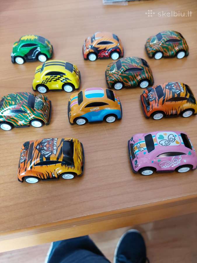 Žaisliniai automobiliai –užtraukiami, važiuoja pat