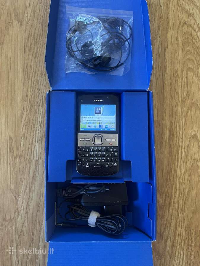 Nokia E5 su dėžute ir priedais