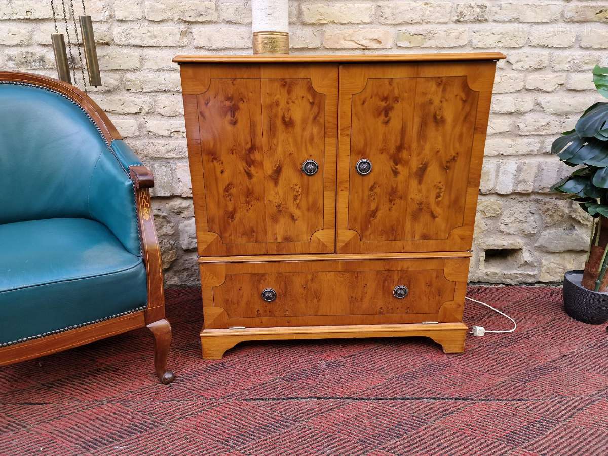 Vintažinė mid century riešutmedžio audio spintelė