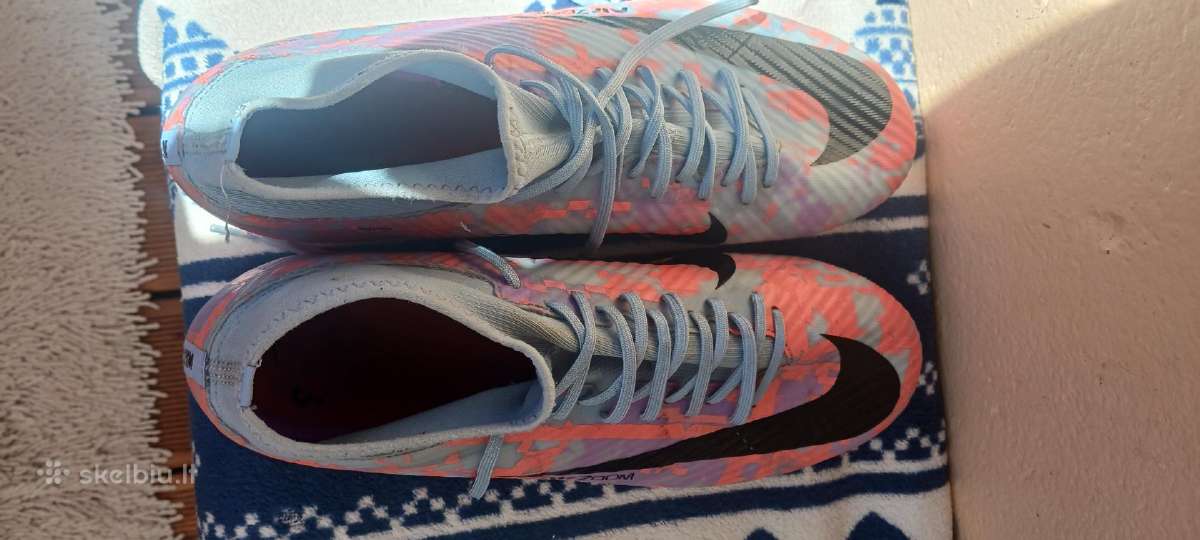 Parduodami Nike futbolo bateliai
