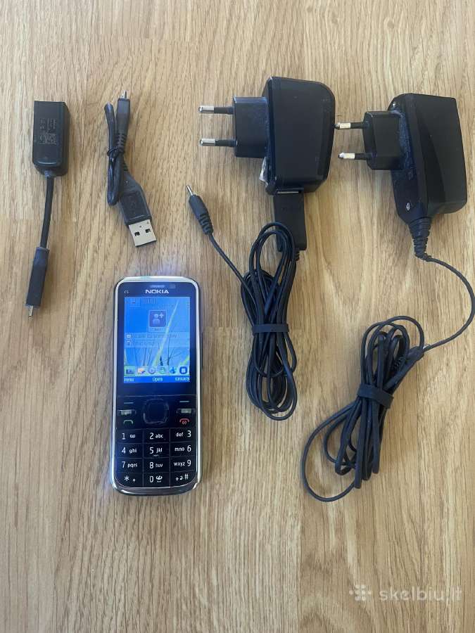 Nokia C5 telefonas su pakrovėju ir priedais