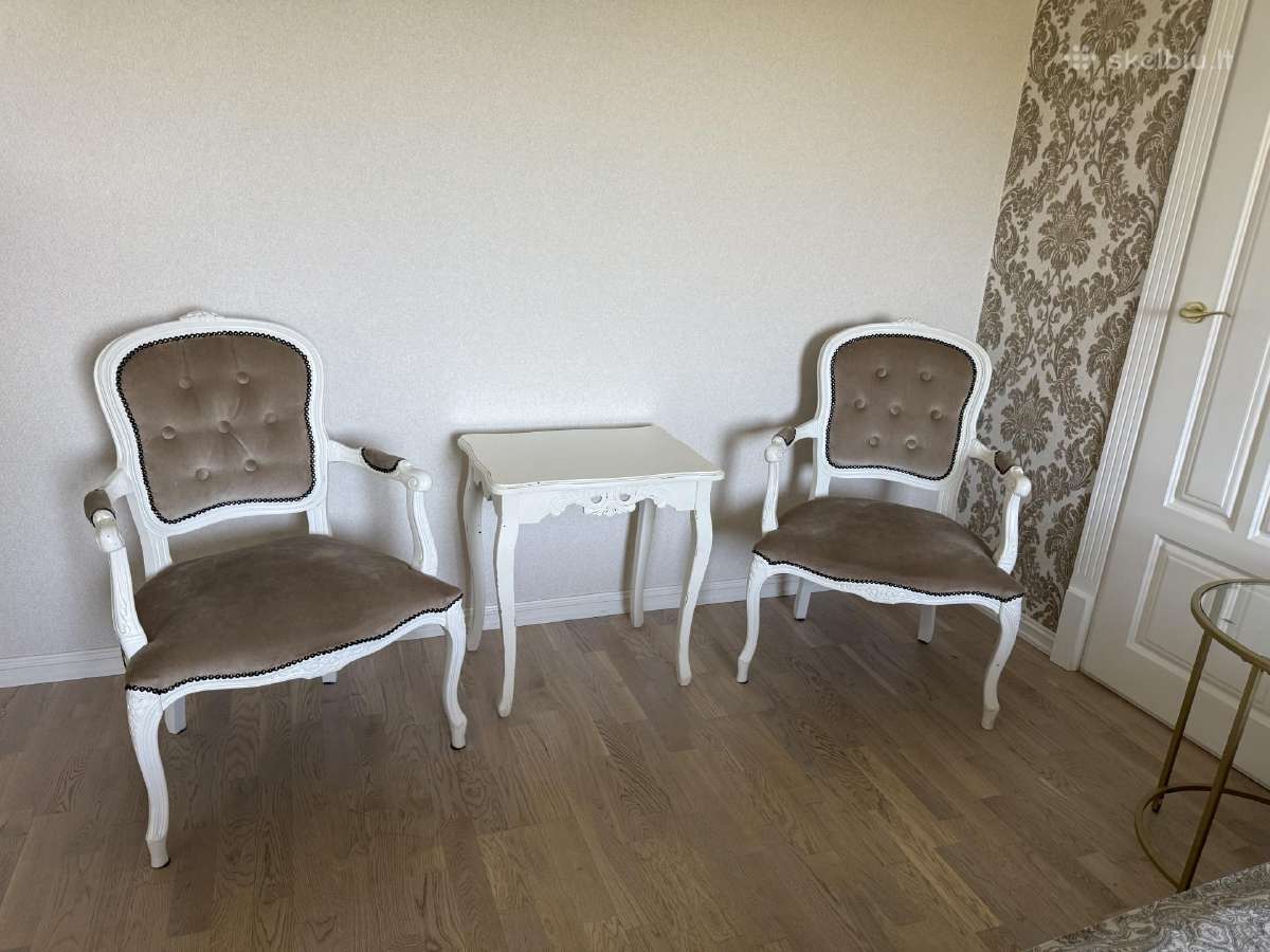 Rokokko stiliaus kėdės ir staliukaa