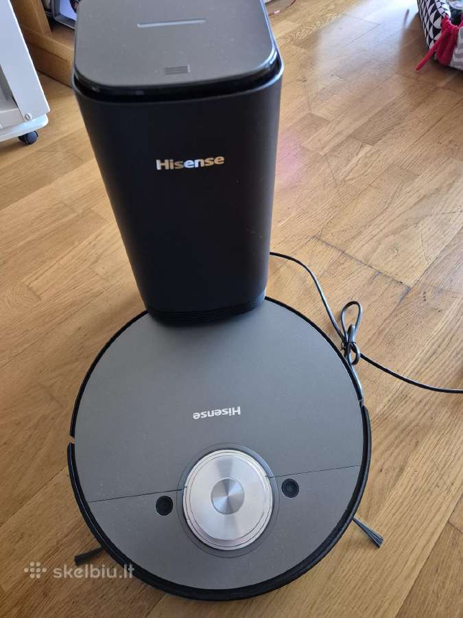 Robotas siurblys su išsivalymo stotele