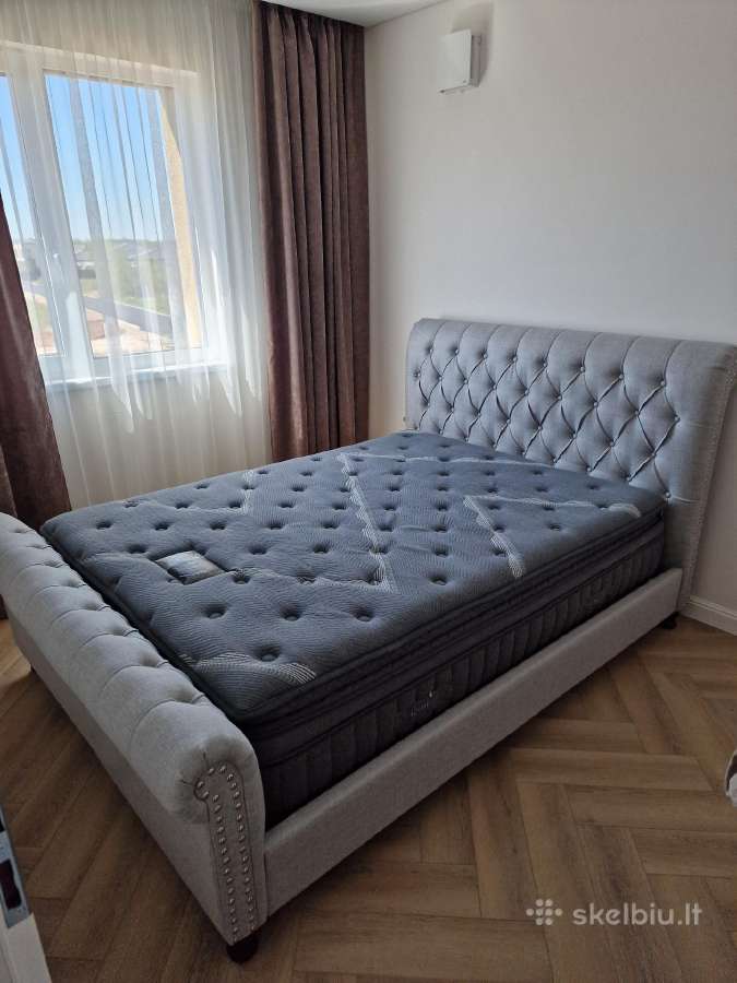 Lova su čiužiniu.
