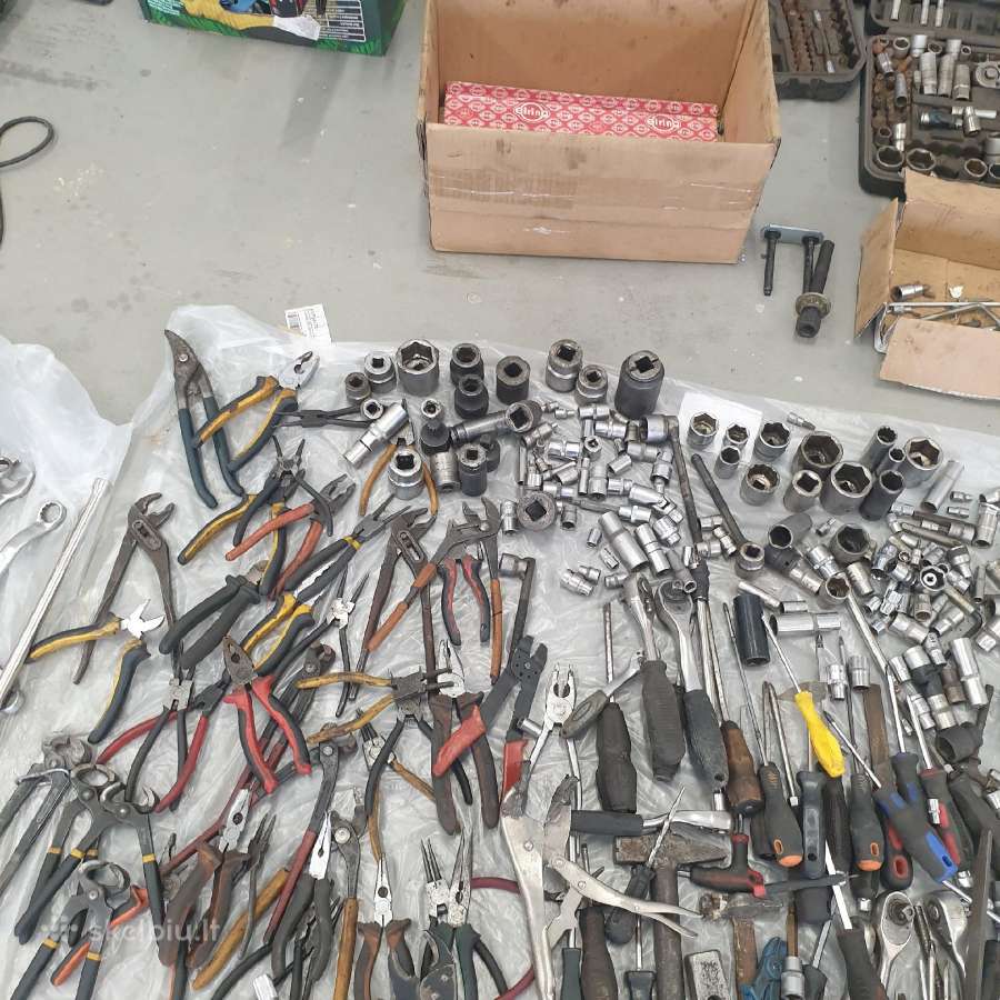 Pigiai išparduodu automobilių remonto raktus