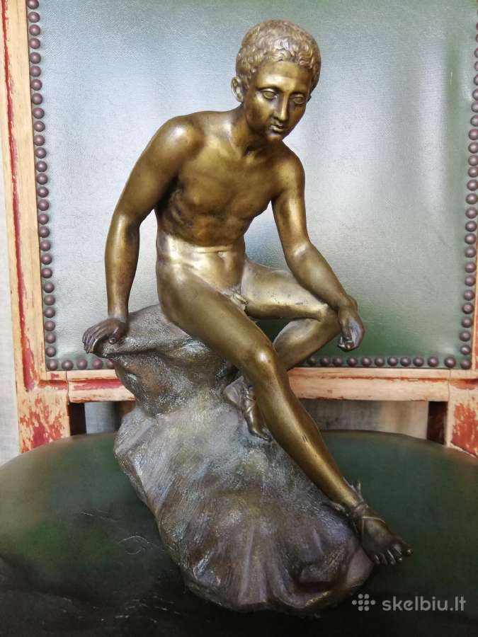 Sena metaline statulele