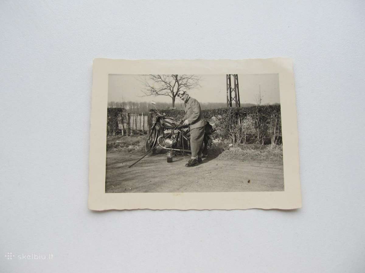 Vokietis prie seno motociklo , 1954