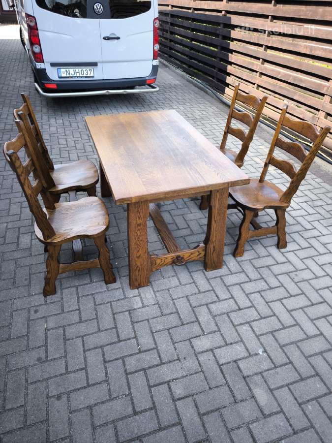 Medinis stalas su kėdėmis
