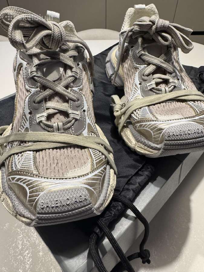 Balenciaga kedukai