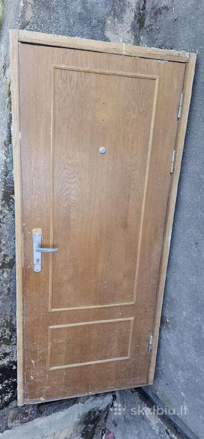 Medinės durys su stakta